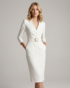 Witte midi-kruisjurk met lange mouwen, V-hals en riemceintuur met gesp.