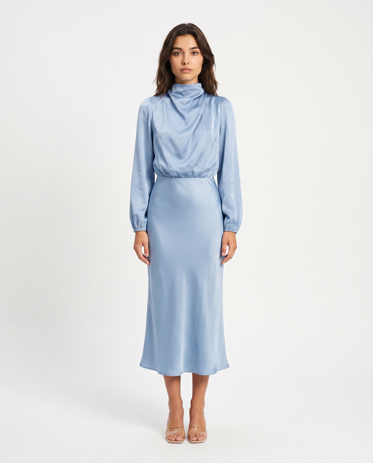Lichtblauwe satijnen midi-jurk met lange mouwen en drapering bij de hals.