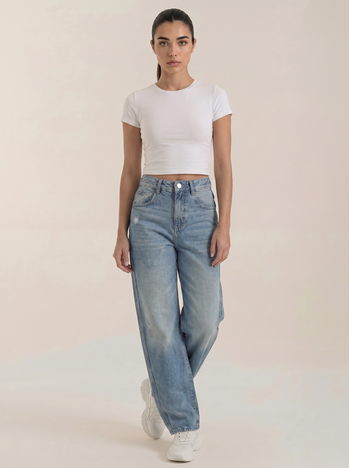 Wijde jeans voor dames in lichtblauw denim met knoopsluiting en licht gewassen denimlook.