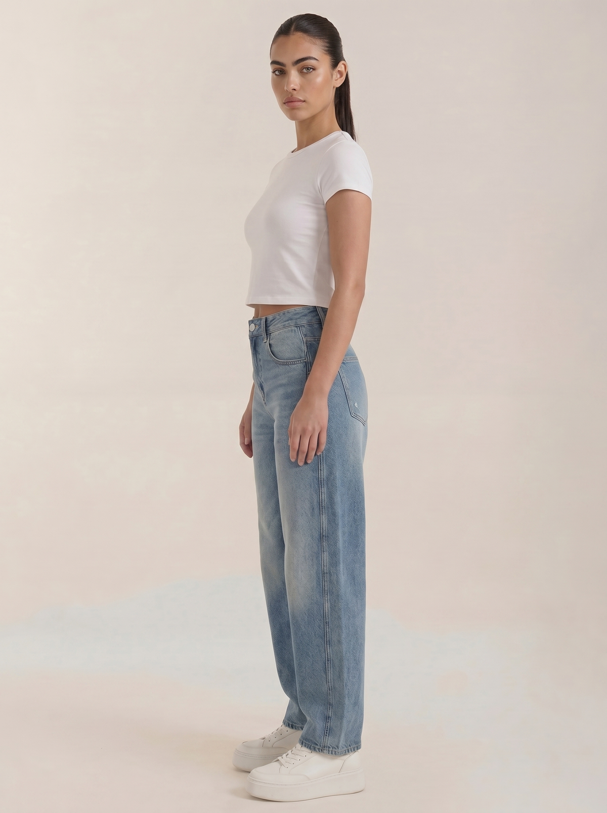 Wijde jeans voor dames in lichtblauw denim, zijaanzicht met brede pijpen en zakken.