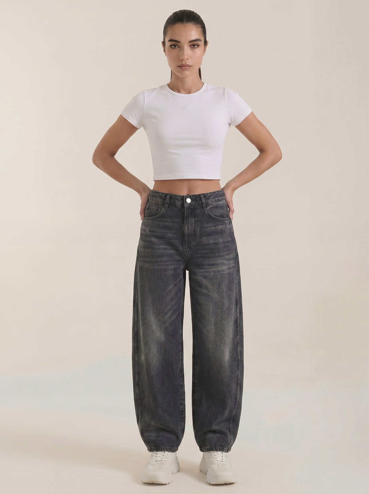 Wijde jeans voor dames in donkergrijs denim met knoop- en ritsluiting, rechte pijpen.