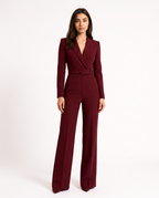 Bordeauxrode jumpsuit met V-hals en ceintuur, lange mouwen en wijde pijpen