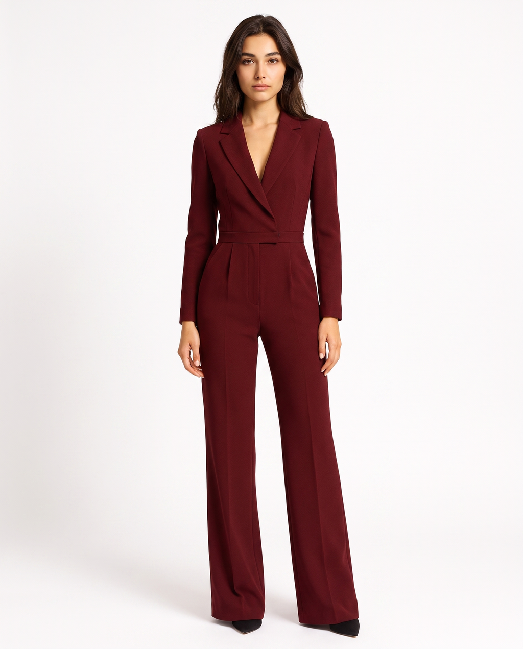 Bordeauxrode jumpsuit met V-hals, riem in de taille en wijde broekspijpen