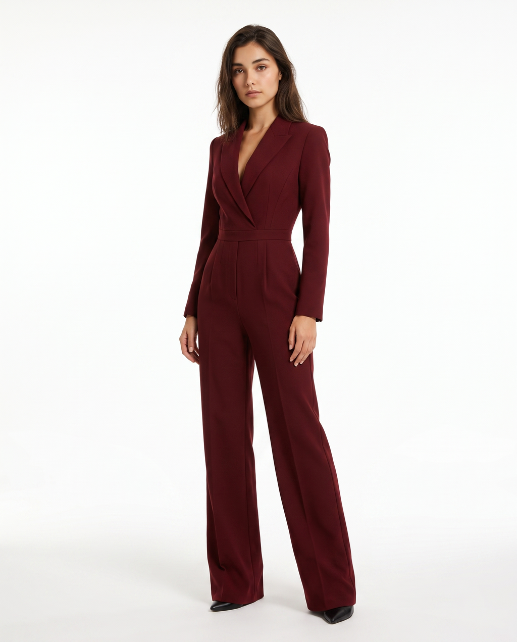 Bordeauxrode jumpsuit met V-hals, lange mouwen, riem en wijde pijpen