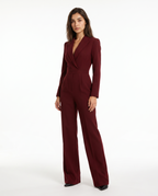 Bordeauxrode jumpsuit met V-hals, lange mouwen, riem en wijde pijpen