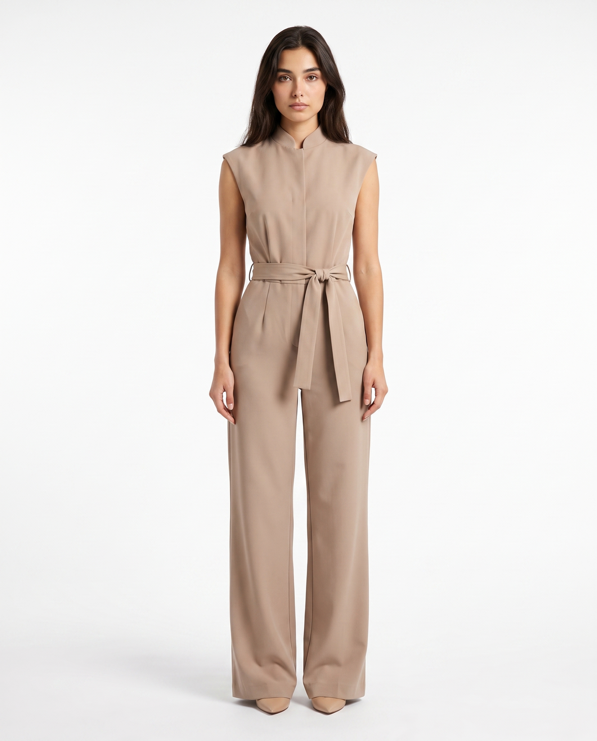 Beige mouwloze jumpsuit met strikceintuur en wijde broekspijpen, rits vooraan