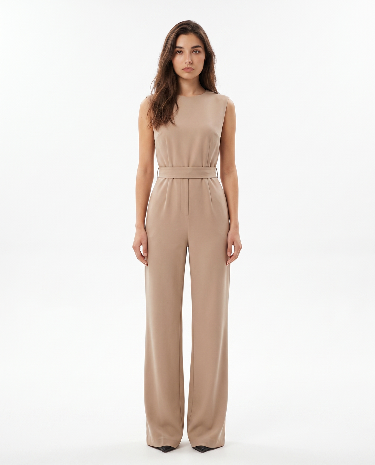 Beige mouwloze jumpsuit met ceintuur in de taille en wijde lange pijpen