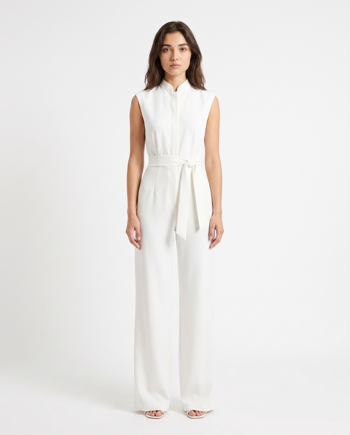 Witte mouwloze jumpsuit met ceintuurstrik en wijde broekspijpen, opstaande kraag