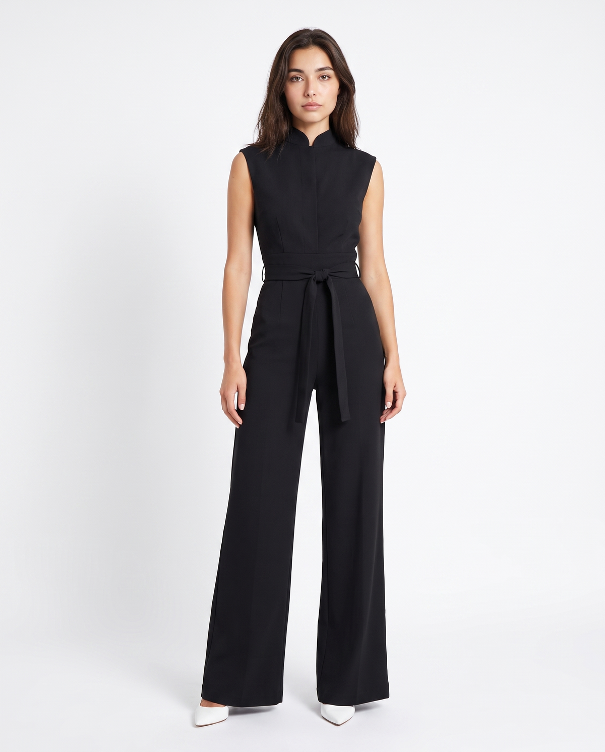 Zwarte mouwloze jumpsuit met strikceintuur, opstaande kraag en wijde broekspijpen